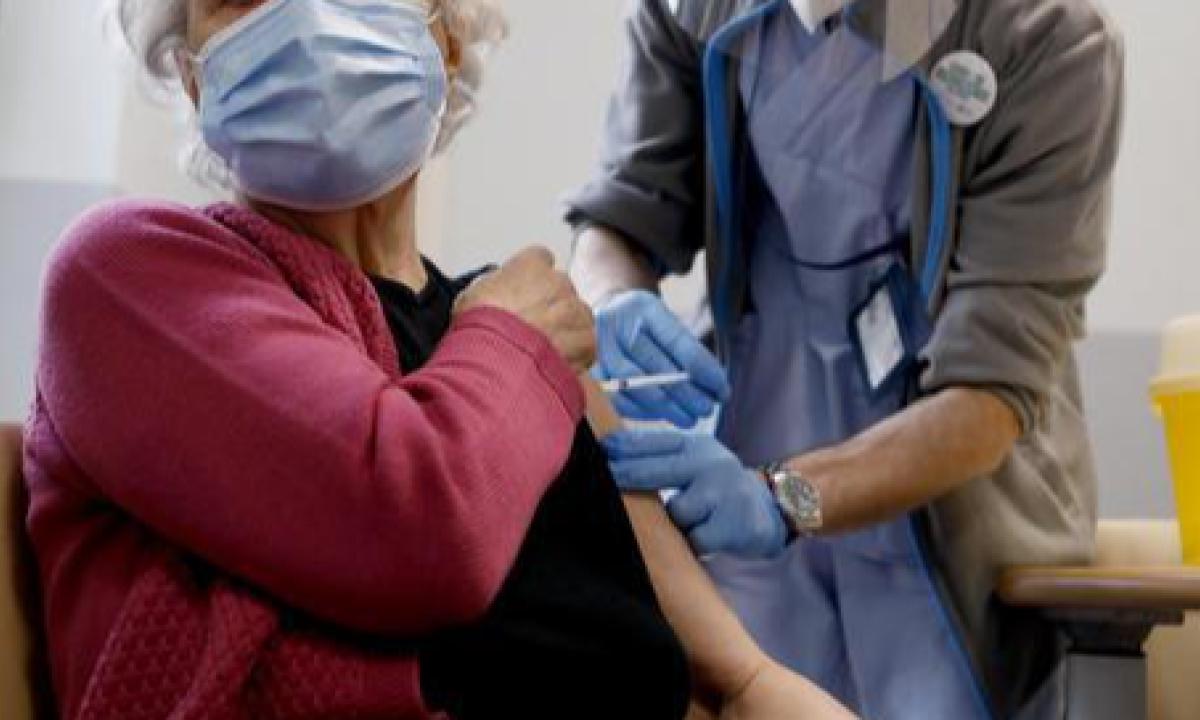 1613745909310_1613745921.jpg-covid__parte_vaccinazione_per_gli_over_80__a_catania_hub_in_ex_mercato_ortofrutticolo