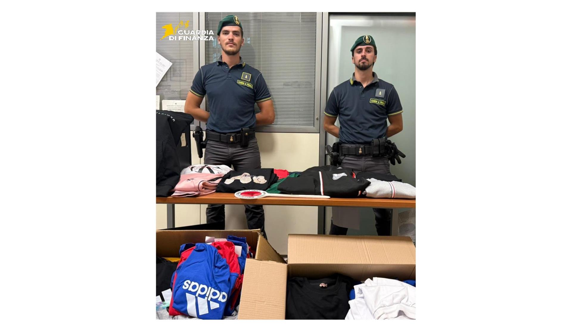 Trapani, maxi-sequestro Gdf: oltre 4.000 giocattoli e 230 capi falsi in un negozio per Halloween