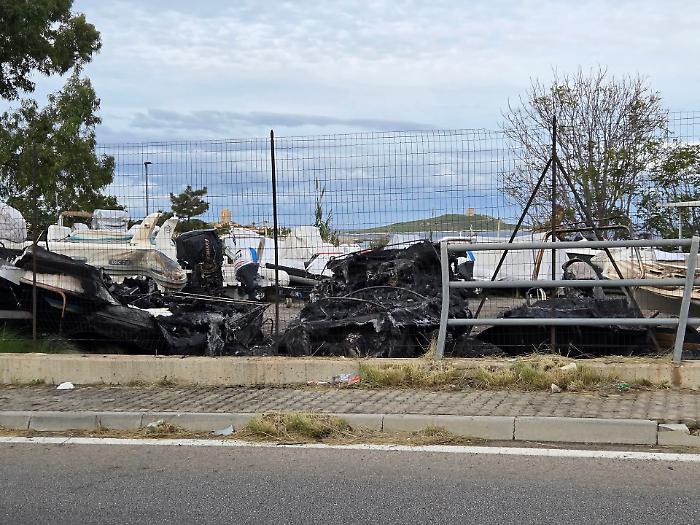 Intimidazioni tra Sferracavallo e Isola delle Femmine, incendio distrugge 11 imbarcazioni