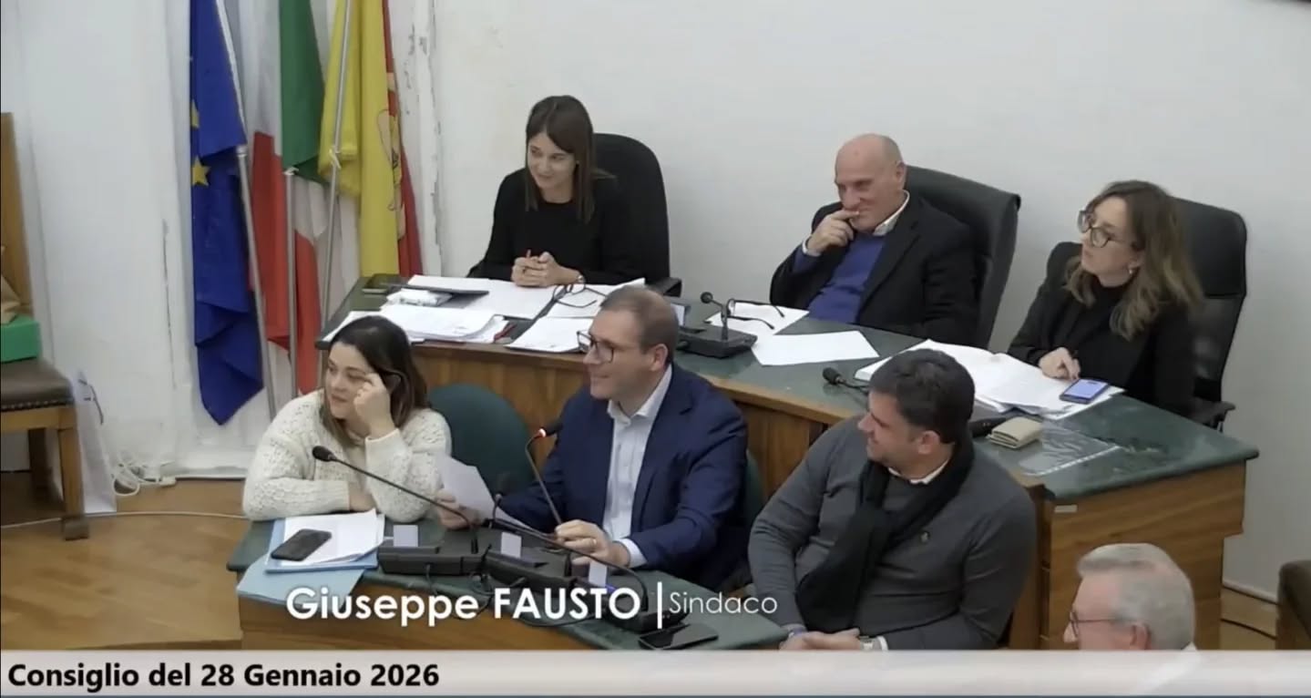 Maggioranza in movimento a Castellammare: Forza Italia cresce, Como guida Fratelli d’Italia