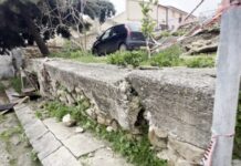 Muro giù a Camporeale, l’opposizione attacca: “Rigenerazione urbana? È solo un’operazione di facciata” (VIDEO)