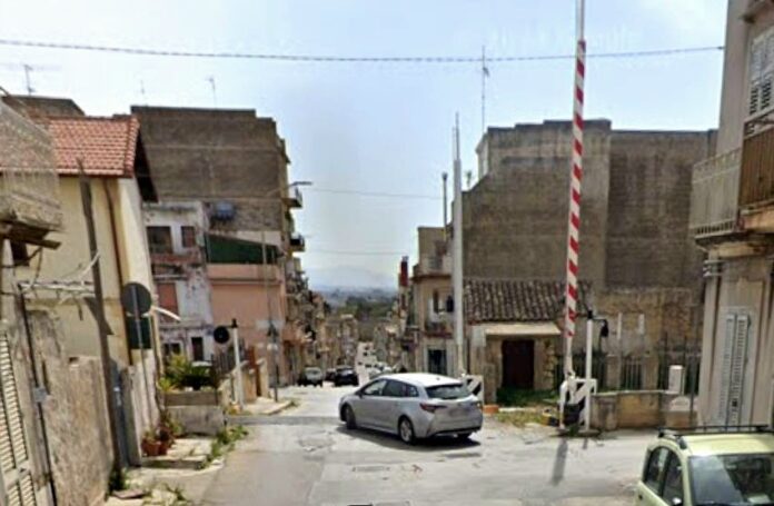 Castelvetrano, auto bloccata sui binari: tragedia evitata grazie a un vigile in pensione