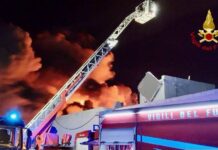 Rogo nell’impianto di rifiuti plastici: notte di fuoco a Campofelice di Roccella (VIDEO)
